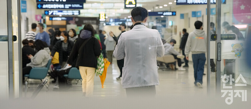 19일 오후 서울대병원 어린이병원에 한 의료진이 이동하고 있다. 이날 정부의 의과대학 증원에 반발하는 이른바 '빅5' 병원의 전공의 2700여명은 사직서를 낸 뒤 20일부터 업무중단을 예고했다. /최대성 기자 dpdaesung@sporbiz.co.kr 2024.02.19.