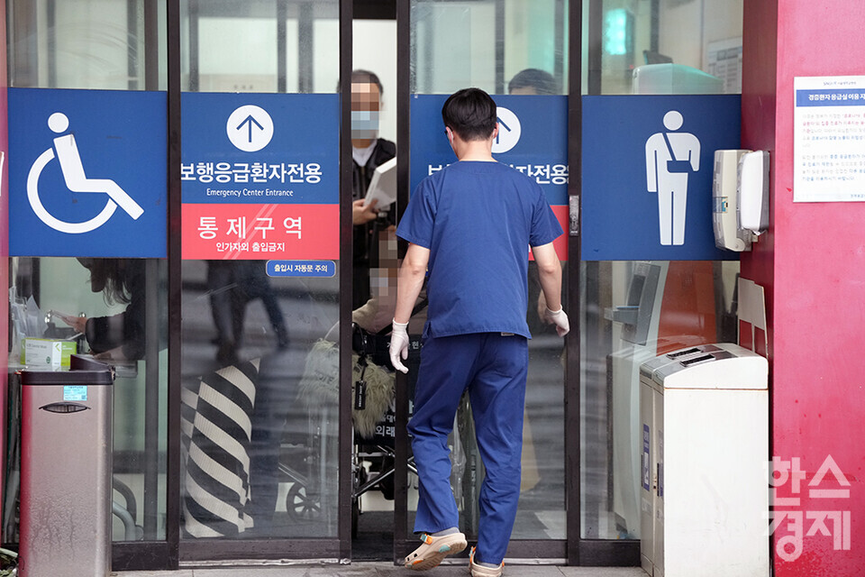 19일 오후 서울대병원에서 서울권역 응급의료센터에 환자와 의료진이 이동하고 있다. 이날 정부의 의과대학 증원에 반발하는 이른바 '빅5' 병원의 전공의 2700여명은 사직서를 낸 뒤 20일부터 업무중단을 예고했다. /최대성 기자 dpdaesung@sporbiz.co.kr 2024.02.19.