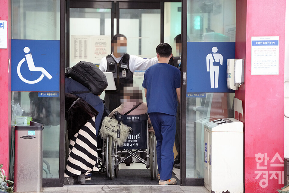 19일 오후 서울대병원에서 서울권역 응급의료센터에 환자와 의료진이 이동하고 있다. 이날 정부의 의과대학 증원에 반발하는 이른바 '빅5' 병원의 전공의 2700여명은 사직서를 낸 뒤 20일부터 업무중단을 예고했다. /최대성 기자 dpdaesung@sporbiz.co.kr 2024.02.19.