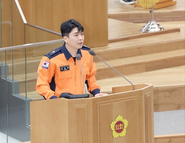 소방관 복장을 갖춘 경기도의회 안정행정위원회 정동혁 의원(더불어민주당, 고양3)이 19일 본회의장에서 재난현장의 소방공무원 안전 확보를 위한 첨단구조장비 및 소화용수시설 확대와 공상·순직 소방관의 치료와 예우를 위한 예산지원 강화를 촉구했다./ 경기도의회 제공