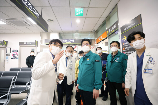 오병권 부지사는 “각 시군 비상진료체계를 가동하고 보건소 진료시간을 확대하는 등 의료공백이 발생하지 않도록 역량을 총 동원해달라”고 당부했다./ 경기도 제공