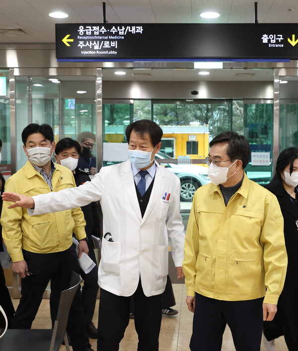 24일 오후 김동연 경기도지사가 의료계 집단행동과 관련해 경기도의료원 수원병원 현장을 보건건강국장 등 관계자와 함께 방문해 비상진료체계 가동 현황을 살펴보고 있다./ 경기도 제공
