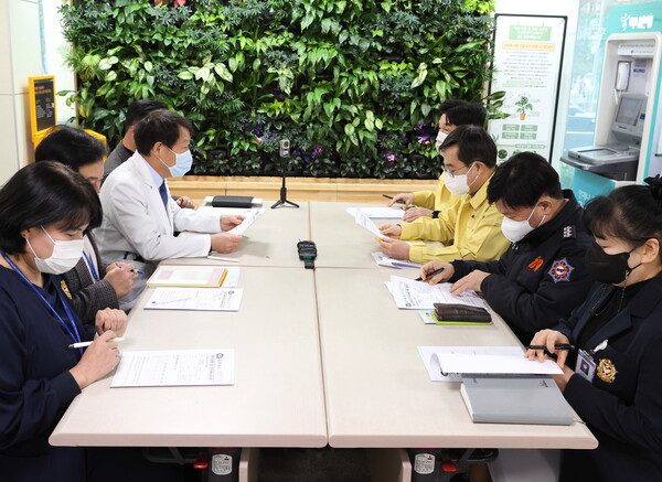 김동연 지사는 이날 방문에서 정일용 경기도의료원 원장 등 의료진에게 경기도민의 의료공백 최소화를 당부했다./ 경기도 제공