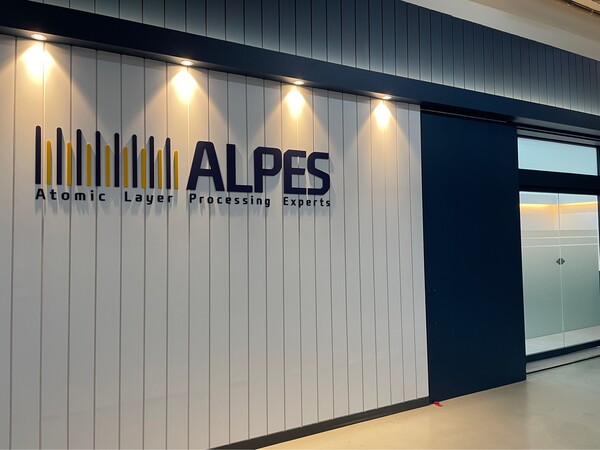 2022년 1월 설립된 알페스㈜(ALPES)는 한양대학교 나노소자공학 연구실을 기반으로 설립된 기업으로 원자층 증착법이란 반도체 기술을 응용한 건식 기능성 분말 코팅 기술을 선도하고 있다. /알페스