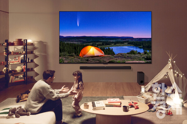 모델들이 2024년형 LG QNED TV로 콘텐츠를 즐기는 모습. / LG전자