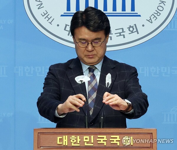 더불어민주당 황운하 의원이 26일 국회에서 총선 불출마 선언 기자회견을 하고 있다. /연합뉴스
