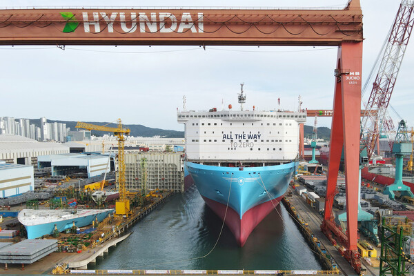 HD현대중공업이 건조한 세계 최초 메탄올 추진 초대형 컨테이너선 ’아네 머스크호‘의 모습 / HD현대 제공