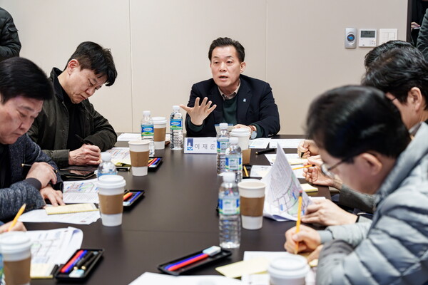 이재준 수원특례시장이 교통개선대책 회의에서 교통개선 방안을 논의하고 있다./ 수원특례시 제공