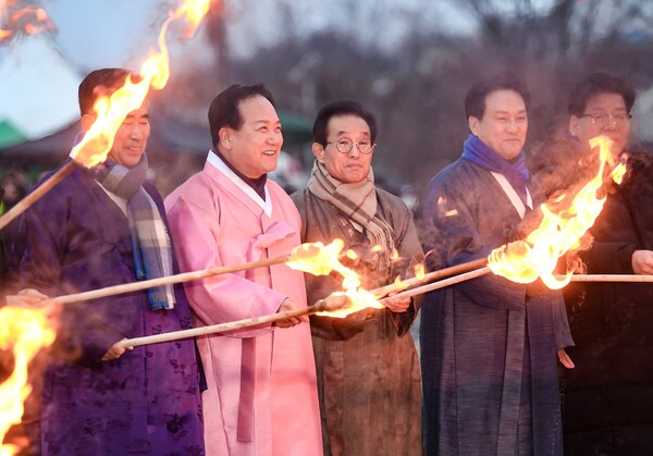 이권재 오산시장은 정월대보름의 세시풍속을 간략히 소개하며 “정월대보름 아침에 마시는 귀 밝이 술은 눈과 귀를 깨끗이 하고 좋은 소식을 불러온다고 하는데, 올 한 해 또 열심히 달려서 오산시가 좋은 소식을 여러분들게 많이 들려드릴 수 있도록 하겠다. 따뜻한 정 나누시면서 즐거운 대보름 되시기 바란다”고 말했다./ 오산시 제공