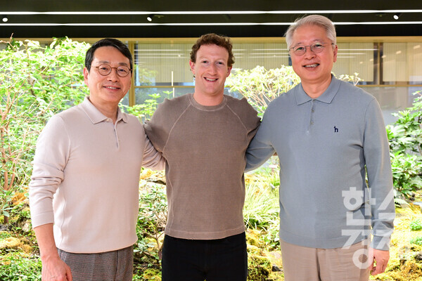  (사진 왼쪽부터) 조주완 LG전자 CEO와 마크 저커버그 메타 CEO, 권봉석 (주)LG COO가 기념촬영을 하고 있다. / L:G전자