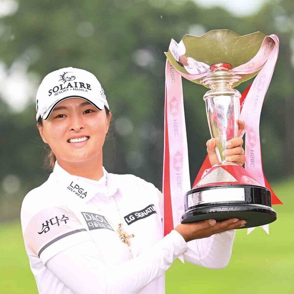 고진영이 과거 HSBC 월드챔피언십에서 우승 트로피를 들어올렸던 모습. /LPGA 페이스북