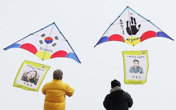  3·1절을 앞두고 독립운동가 모습이 담긴 연을 날리는 시민들의 모습. /연합뉴스 제공