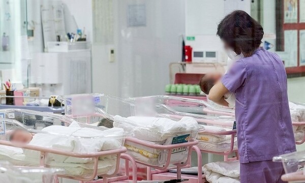 분기 출산율이 처음으로 0.6명대로 떨어지며 저출산 현상이 이어지고 있는 가운데 28일 오후 서울 시내 한 산후조리원 신생아실에서 간호사 등 관계자가 신생아들을 돌보고 있다. /연합뉴스