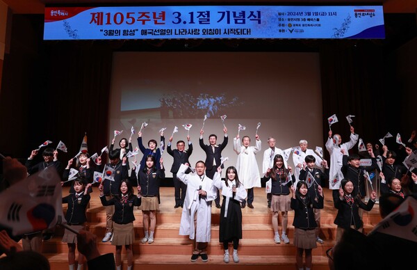 이상일 용인특례시장이 1일 시청 에이스홀에서 열린 ‘제105주년 3.1절 기념식’에서 순국선열에 대해 경의를 표했다./ 용인특례시 제공