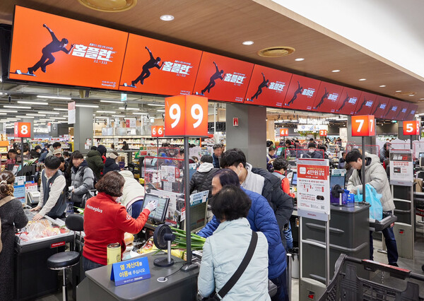 고객들이 창립 단독 슈퍼세일 ‘홈플런’이 열린 서울 등촌동 ‘홈플러스 메가푸드마켓’ 강서점에서 쇼핑을 하는 모습 / 홈플러스 제공