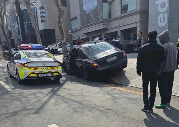 6일 삼성로 청담사거리에서 청담공원앞 교차로 방향으로 향하던 롤스로이스 차량이 전신주를 들이받는 교통사고가 발생했다. /목격자 제공