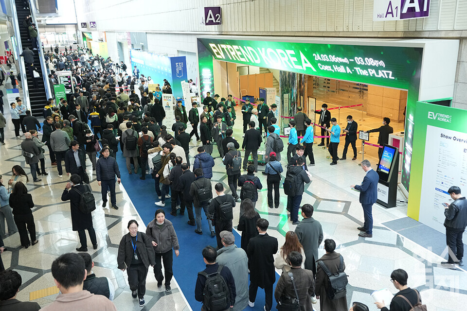 6일 서울 강남구 코엑스에서 'EV 트랜드 코리아 2024'가 개막했다.  많은 사람들이 입장을 기다리고 있다. /최대성 기자 dpdaesung@sporbiz.co.kr 2024.03.06.