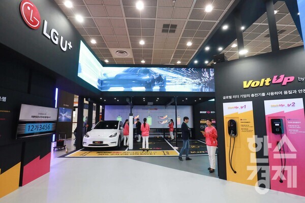 LG유플러스는 6일부터 사흘간 서울 코엑스에서 열리는 ‘EV트렌드코리아’에 참가해 충전서비스 ‘볼트업(VoltUp)’을 선보인다. / LG유플러스
