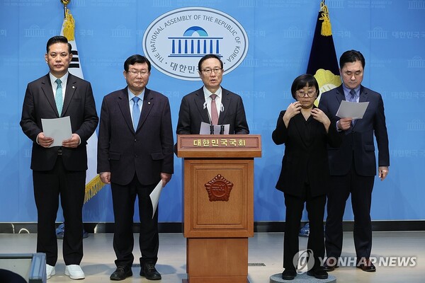 더불어민주당 탈당파인 박영순, 설훈, 홍영표 의원과 새로운미래 김종민 공동대표가 7일 국회 소통관에서 민주연대 추진을 위한 기자회견을 하고 있다. /연합뉴스