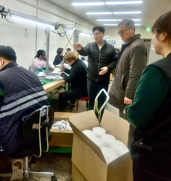 강현도 부시장이 지난 5일 최일선 복지현장인 장애인거주시설 및 보호작업장을 방문하여 종사자 및 장애인을 격려했다./ 오산시 제공