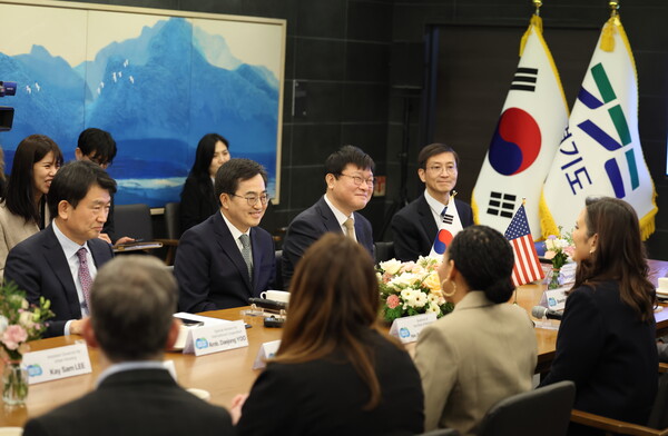 이번 만남은 배터리 산업 투자유치 등을 목적으로 한국을 방문한 휘트머 주지사의 면담 요청에 김 지사가 도담소 초청으로 화답하면서 이뤄졌다./ 경기도 제공