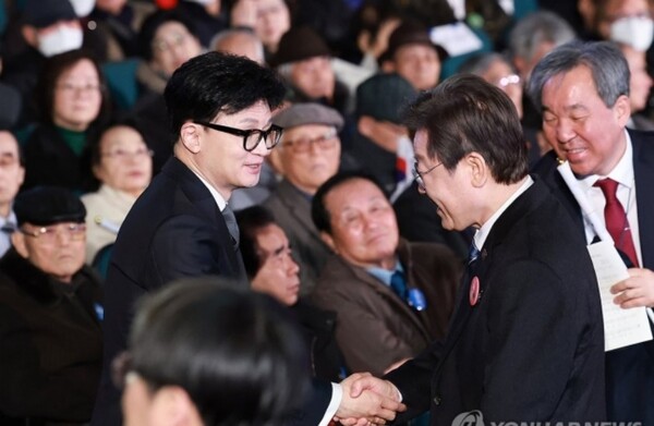 인사 나누는 국민의힘 한동훈(왼쪽) 비상대책위원장과 더불어민주당 이재명 대표의 모습이다. /연합뉴스