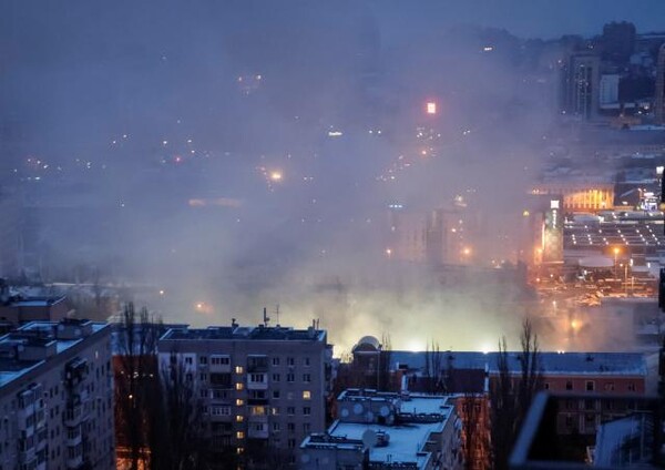 우크라이나 수도 키이우가 러시아군의 공습을 당한 뒤 화염과 연기에 휩싸였다. / 연합뉴스.