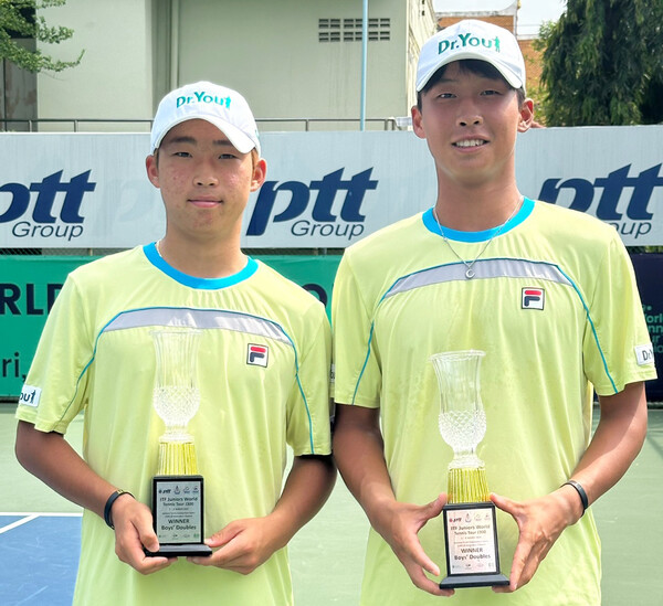 오리온 테니스단의 김장준(오른쪽), 정연수가 ITF J300 논타부리 국제주니어테니스대회에서 우승을 차지했다. /오리온 테니스단 제공