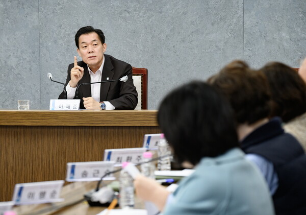 이재준 수원특례시장이 시민들이 간편하게 돌봄서비스를 신청할 수 있는 ‘수원새빛돌봄 플랫폼’의 구축을 주문했다./ 수원특례시 제공