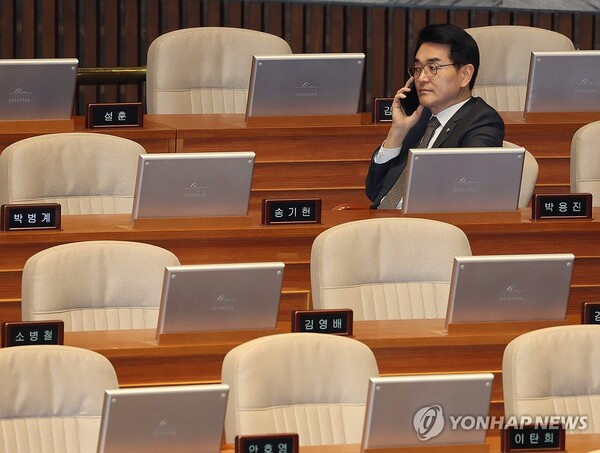  더불어민주당 박용진 의원이 지난 20일 국회 본회의장에서 통화하고 있다.민주당은 박 의원에게 의정활동 평가 하위 10% 포함을 통보했다. /연합뉴스