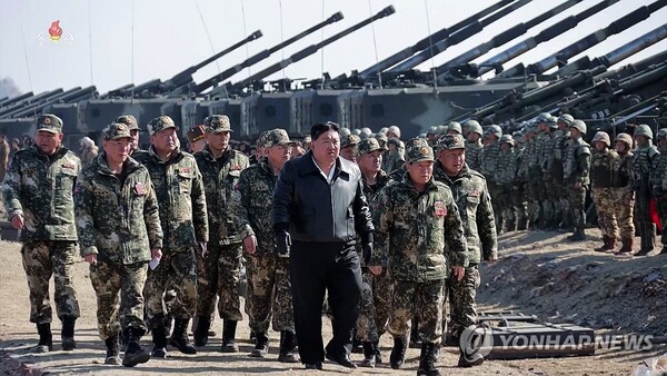 김정은 북한 국무위원장이 지난 7일 인민군 대연합부대들의 포사격 훈련을 지도했다고 조선중앙TV가 8일 보도했다. /연합뉴스