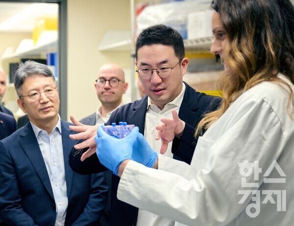 구광모(왼쪽에서 셋째) LG그룹 회장이 지난해 8월 21일(현지 시각) 미국 보스턴 ‘다나파버 암 센터’를 방문해 치료제 생산 과정에 대한 설명을 듣고 있다. / LG