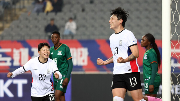 박은선(오른쪽)은 잠비아와 2차례 평가전에서 좋은 활약을 펼쳤다. /연합뉴스