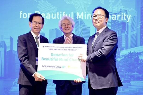 DGB금융그룹은 싱가포르에서 그룹의 11번째 자회사이자 첫 번째 해외 자회사인 ‘Hi Asset Management Asia(이하 HiAMA)’ 개소식을 개최했다고 13일 밝혔다. (왼쪽부터) Lim Keng Huat BMC 자선 단체 이사장, 김태오 DGB금융그룹 회장, 최영욱 HiAMA 대표. /DGB금융그룹