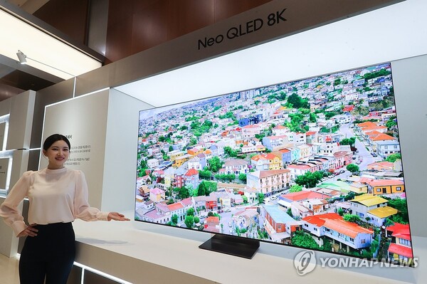 삼성전자 Neo QLED 8K, 3세대 AI TV 출시 - 13일 서울 서초구 삼성전자 서초사옥에서 열린 삼성전자 'Unbox & Discover 2024'에서 모델들이 신제품을 소개하고 있다. /연합뉴스