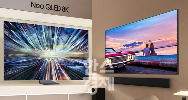 (왼쪽부터) 삼성전자 2024년형 신제품 TV Neo QLED 8K와 LG전자 신제품 TV LG 올레드 에보(G4) 