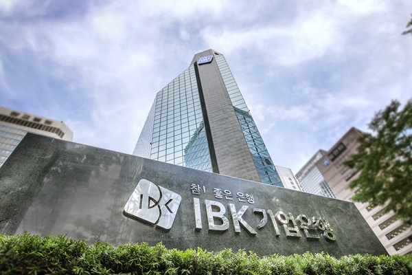IBK기업은행이 지난 13일 개최된 ‘2023 CDP Korea Awards’에서 ‘탄소경영 섹터 아너스’를 수상했다고 14일 밝혔다. /IBK기업은행 제공