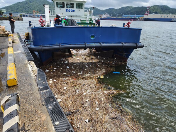 지난해 7월 해양환경공단(KOEM)이 청항선을 이용해 해양부유쓰레기를 수거하고 있다. / 해양환경공단(KOEM) 제공