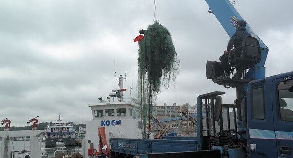 해양환경공단(KOEM) 포항지사가 바다에서 폐어망을 수거하고 있다 / 해양환경공단(KOEM) 제공