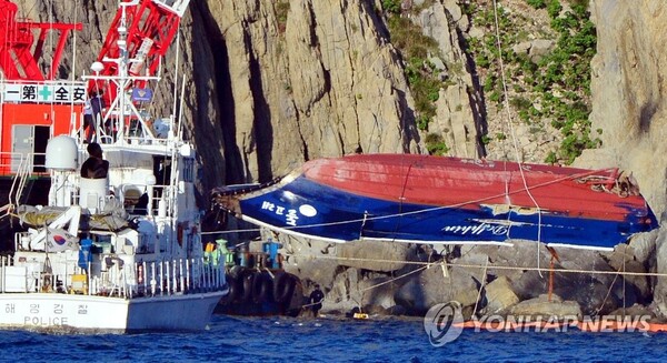 지난 2015년 제주 추자도 인근 청도 해상에서 전복된 돌고래호가 인양되고 있다 / 연합뉴스 제공