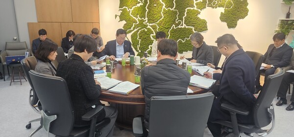 정명근 시장이 13일 박윤희 화성시여성가족청소년재단 대표이사를 만나 2024년 주요업무계획과 여성․청소년사업 추진방향 등을 주제로 재단의 경영혁신과 서비스 향상을 위한 심도 있는 논의를 나눴다./ 화성시 제공