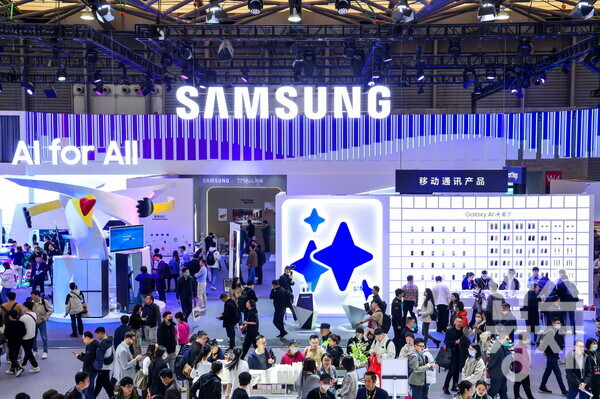 AWE 2024가 열리고 있는 중국 상하이 삼성전자 전시관에서 관람객들이 다양한 제품과 솔루션들을 체험하고 있다. / 삼성전자