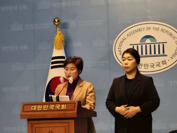 전혜숙 무소속 의원이 15일 국회 소통관에서 기자회견을 열었다. /박시하 기자