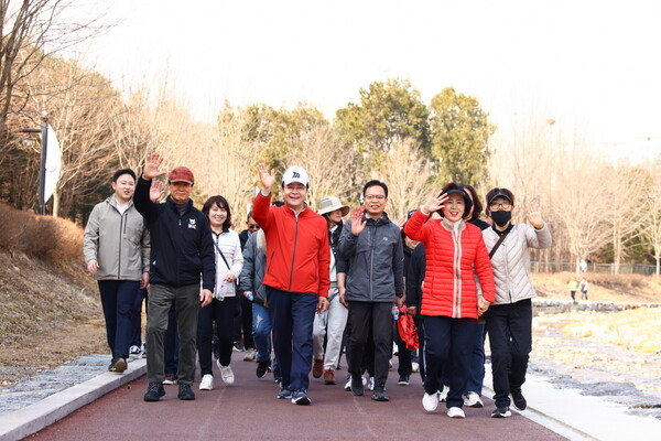 김성제 의왕시장(앞줄 왼쪽 두번째)이 두발로DAY에 참석해 걷고 있다./ 의왕시 제공 