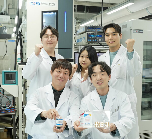 KERI 박준우 박사(왼쪽 아래)팀이 습식 합성 공정으로 제조된 고체전해질과 이를 활용한 전고체전지 시제품을 들고 포즈를 취하고 있다. / 한국전기연구원 제공