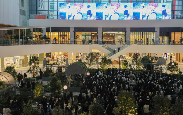 현대백화점은 최근 더현대 서울에서 한달간 순차적으로 진행한 버추얼 아이돌 3팀의 팝업스토어에 약 10만명이 찾았다고 18일 밝혔다. / 현대백화점 제공