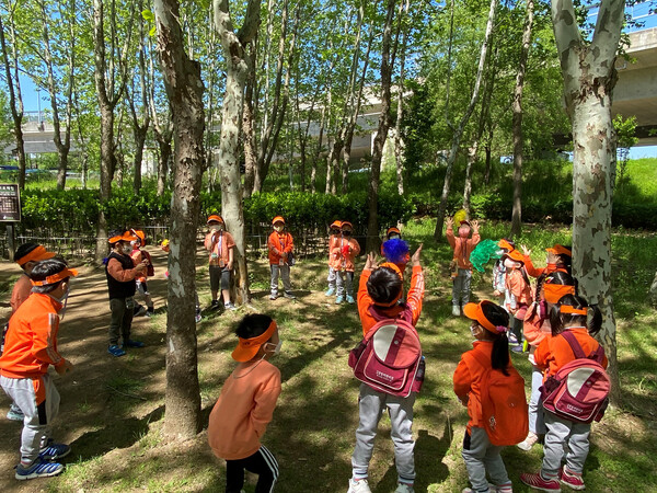 유아숲체험원은 아이들이 숲속에서 마음껏 뛰어놀면서 보고 만지고 느끼는 놀이 과정을 통해 유아의 오감 발달과 전인적 성장을 할 수 있도록 도움을 준다는 측면에서 큰 인기를 누리고 있다./ 하남시 제공