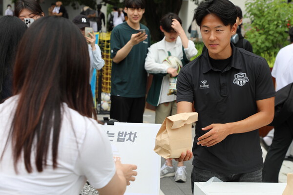 수원FC 이승우 선수가 지난해 6월 8일 아주대학교에서 열린 ‘청년들 힘내세요’에서 배식 봉사활동을 하고 있다. /수원시 제공 