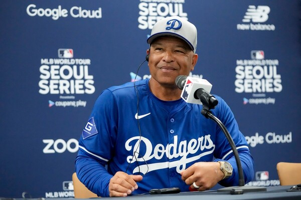데이브 로버츠 로스앤젤레스 다저스(LA) 감독이 18일 오후 서울 구로구 고척스카이돔에서 미국프로야구(MLB) 공식 개막시리즈를 앞두고 열리는 팀코리아와의 연습경기를 앞두고 인터뷰하고 있다. /연합뉴스