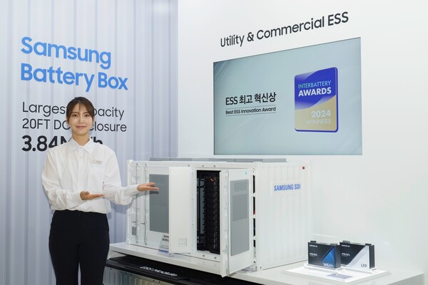 삼성SDI가 올해 ESS 시장에서 집중 공략하는 제품은 SBB(Samsung Battery Box)다. ESS 내부 배터리 셀과 모듈 등을 하나의 박스 형태로 미리 세팅해 놓은 제품으로 삼성SDI의 ESS용 최고 용량 배터리 셀이 탑재돼 있다. SBB는 '인터배터리 2024 어워즈'에서 'ESS 최고혁신상'을 수상했다. / 삼성SDI